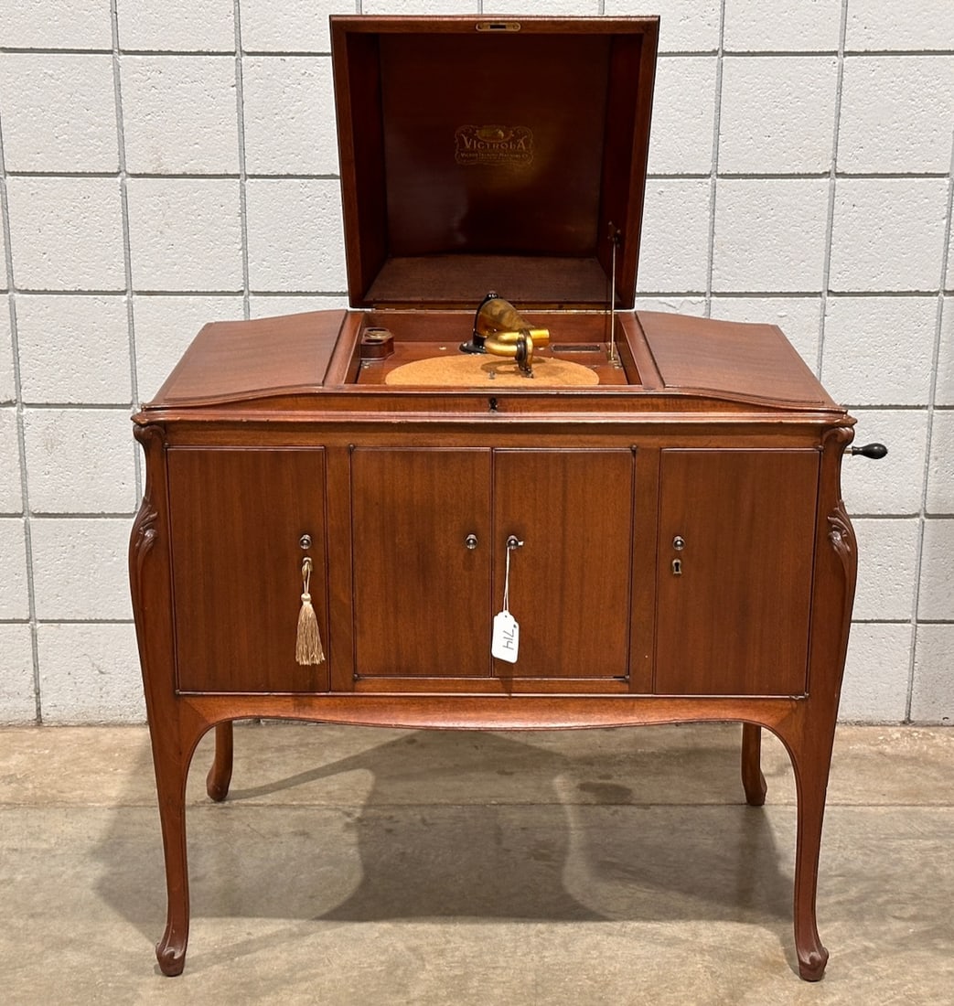 Victor Victrola VV-300 Floor Model Phonograph (1 of 4)