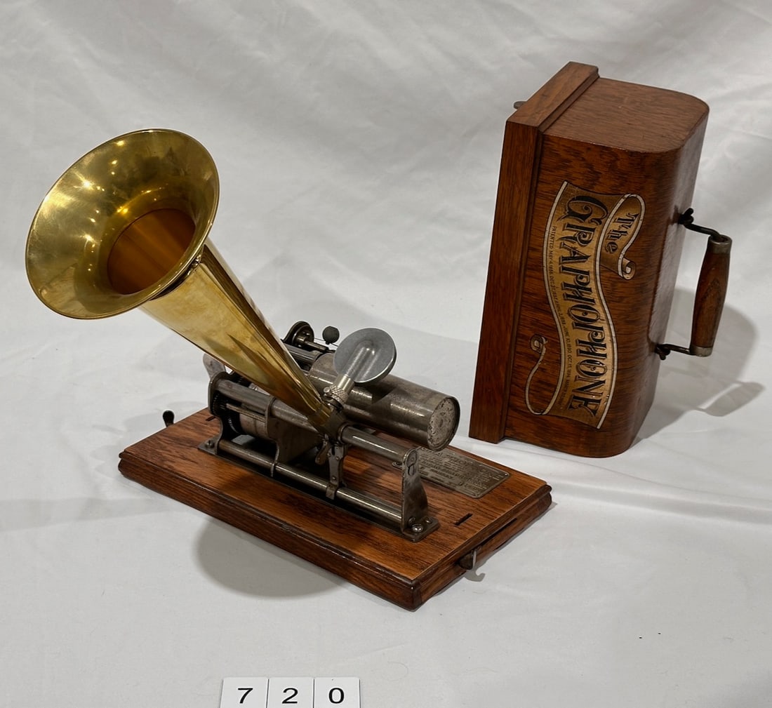 Columbia Model B Cylinder Phonograph (1 of 4)