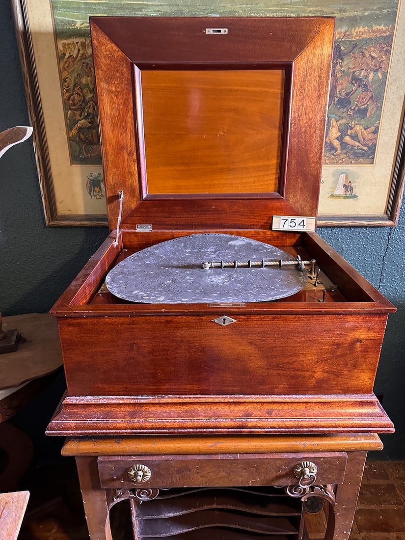 New Century Rare Disc Music Box. Style 278: Double comb, mahogany. It appears there may be one tooth missing on the extreme left side of one comb (see picture). Has crank. One disc.