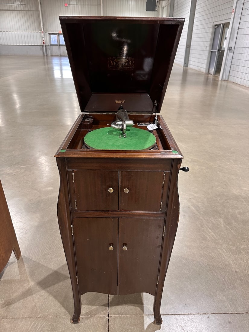 Victor VV-X A  Floor Model Disc Phonograph (1 of 3)