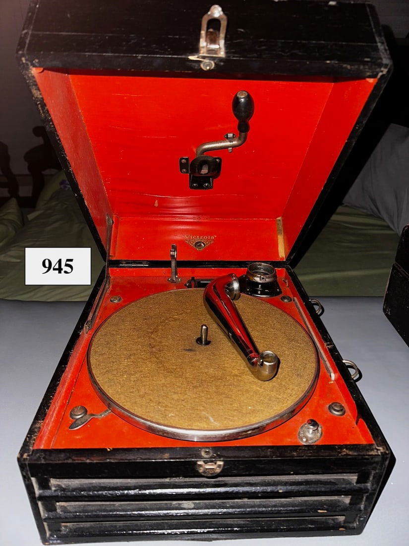 Victor VV2-30 Portable Suitcase Model Phonograph (1 of 1)