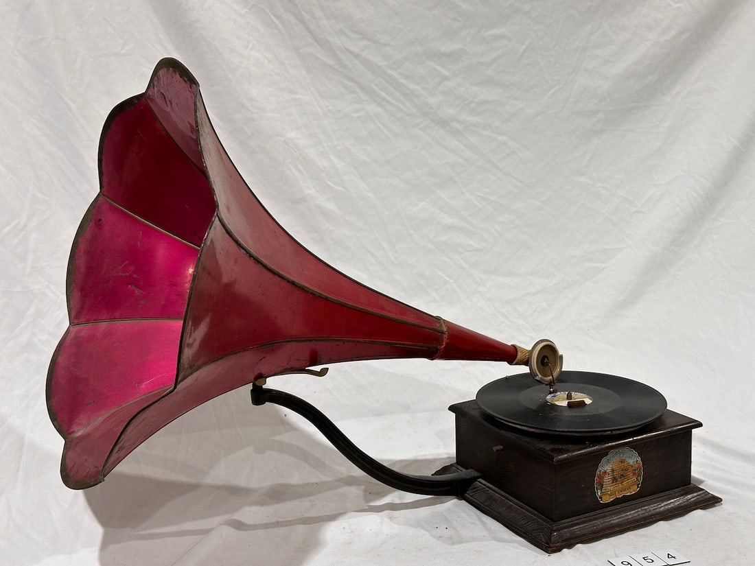 Busy Bee Disc Phonograph (1 of 3)