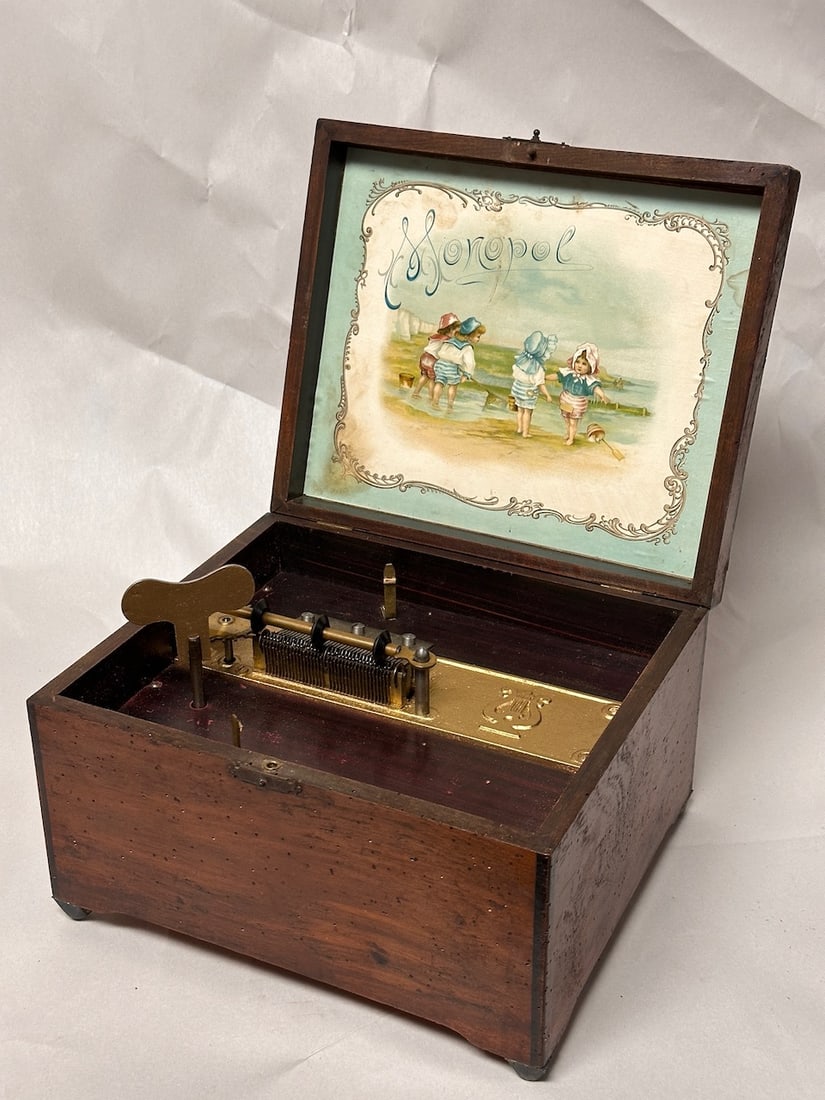 Monopol 8-1/2" Disc music Box: Original Litho. No discs.