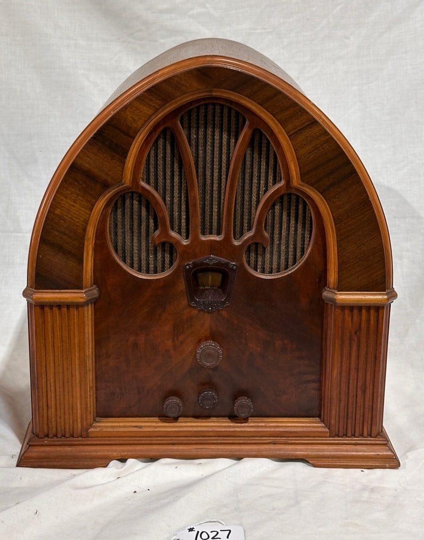 Philco Model 90 Cathedral Radio (1 of 3)