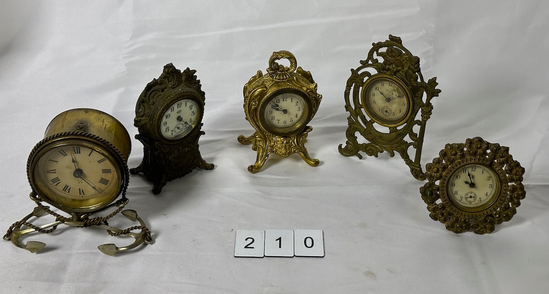 5 Novelty and Dresser Clocks (1 of 2)