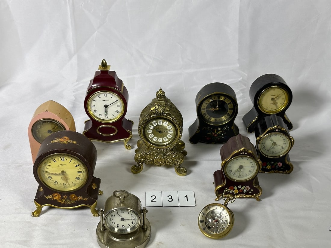 10 Dresser and Novelty Clocks (1 of 3)