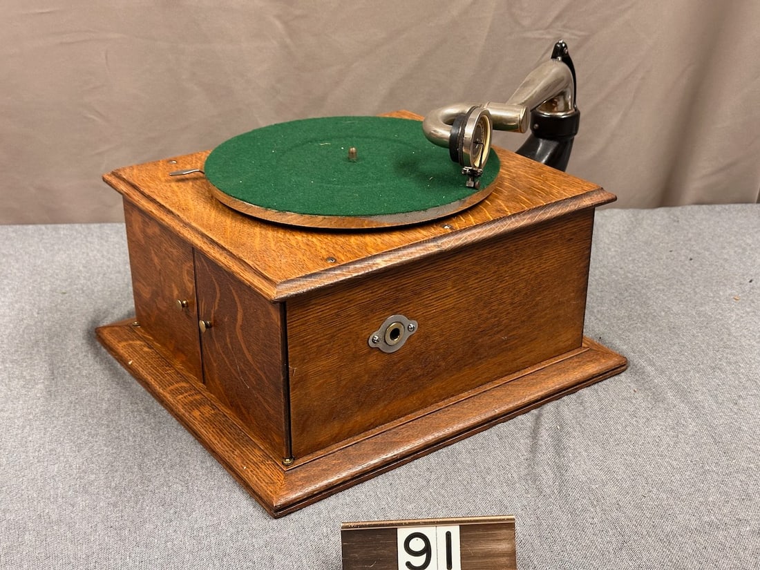 Victor IV Disc phonograph (1 of 3)