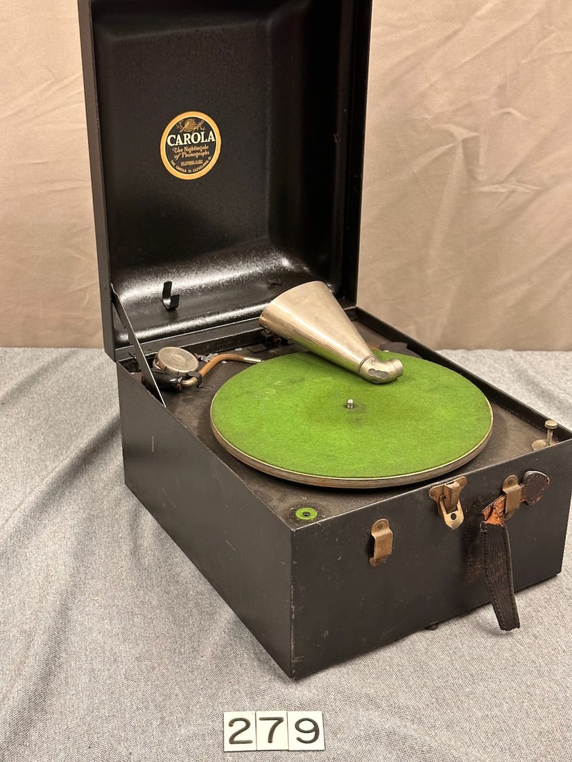 Carola Metal Case Phonograph (1 of 3)