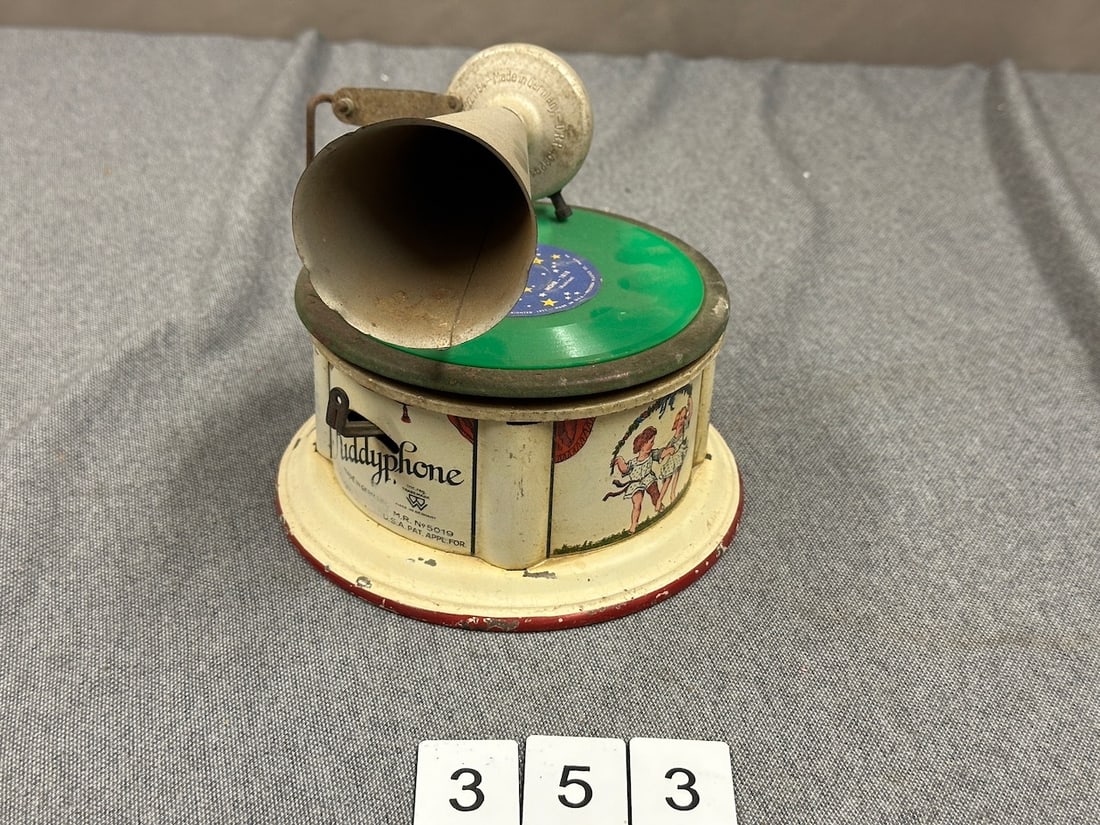 Kiddyphone Child's Phonograph (1 of 2)