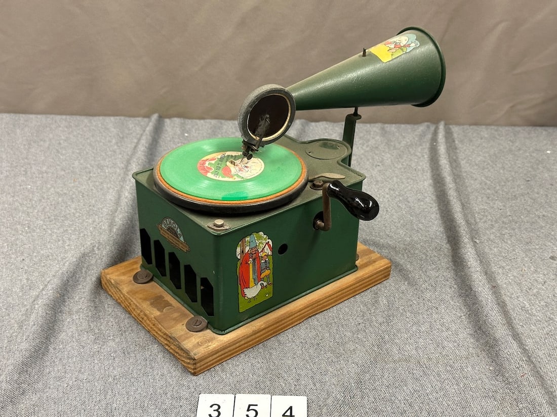 Genola Child's Phonograph (1 of 2)