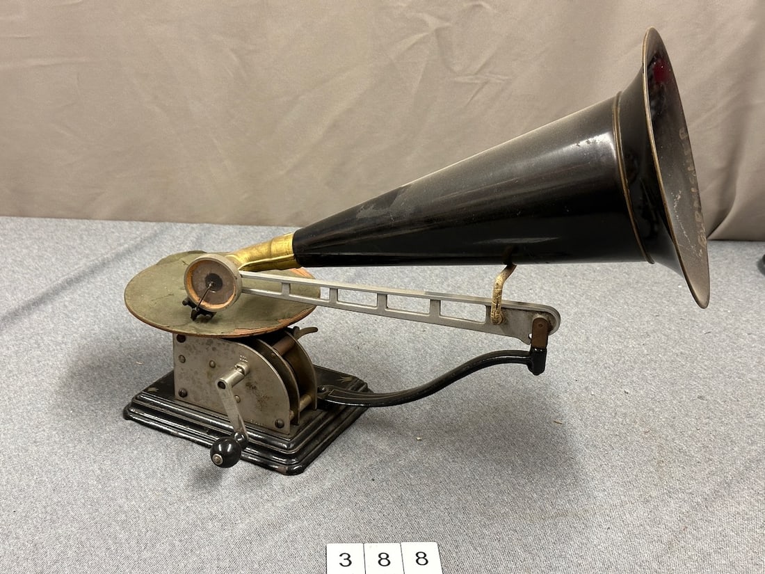 Standard Model AU Disc Phonograph (1 of 2)