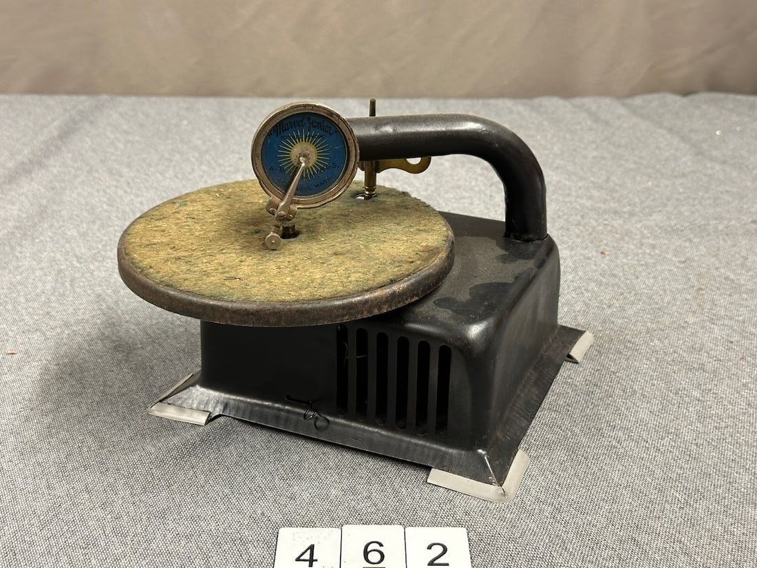 Marvel Junior Child's Phonograph (1 of 2)