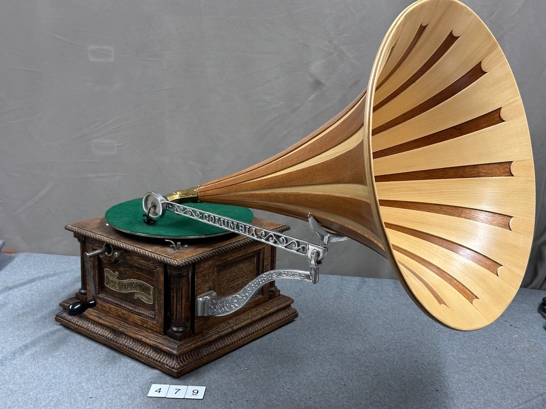 Columbia "AH" Disc Phonograph (1 of 4)