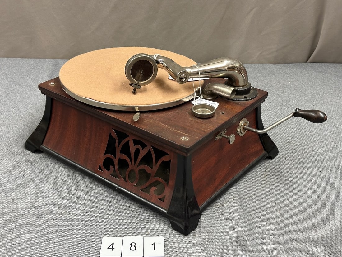 Vanophone Disc Phonograph (1 of 3)