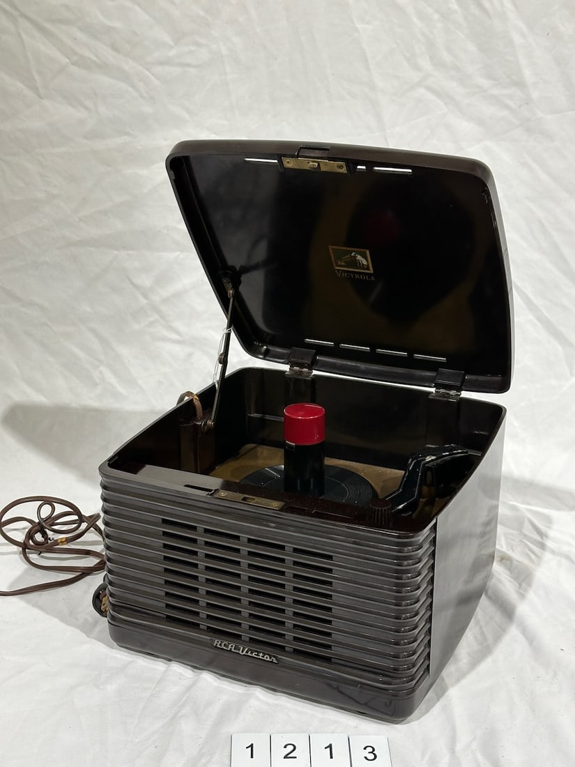 RCA Victor Victrola Potable 45 Record Player: Model 45-EY-3, Bakelite case.