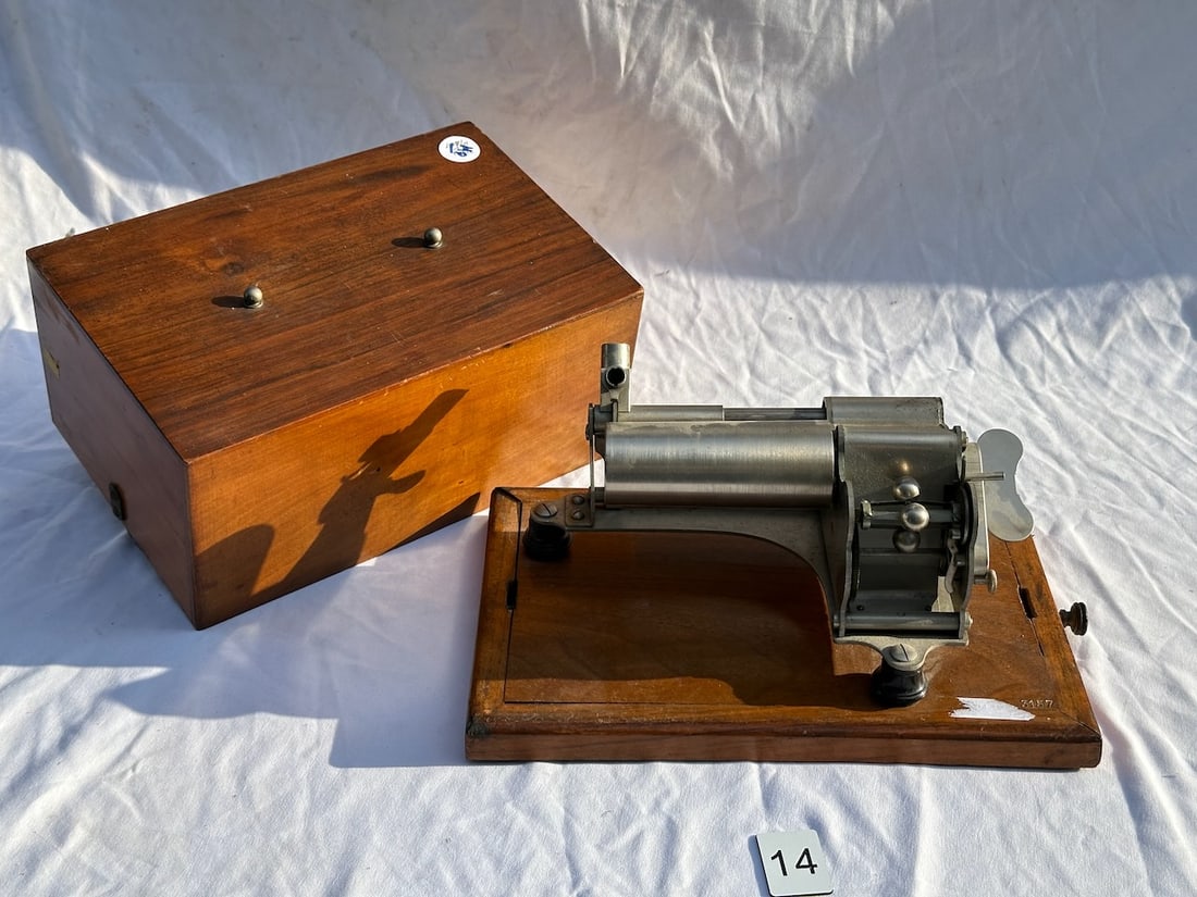 Pathe Cylinder Phonograph (1 of 6)