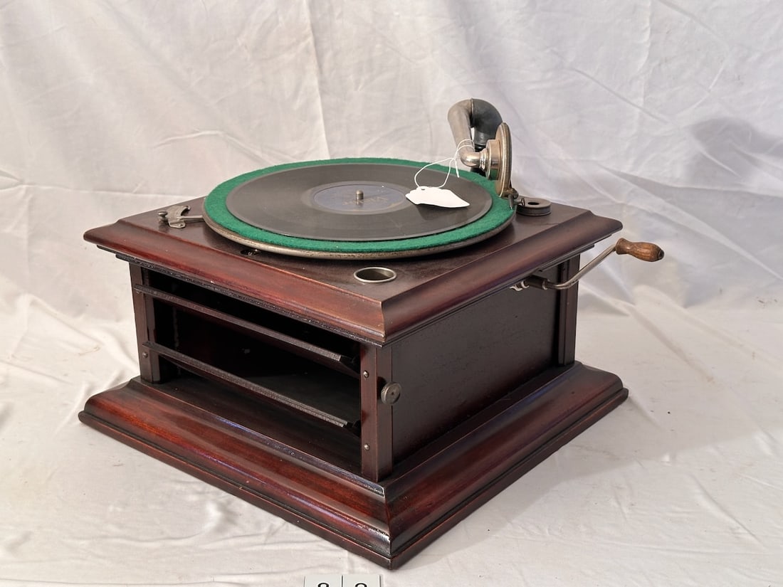 Columbia Grafonola "Eclipse" (1 of 2)