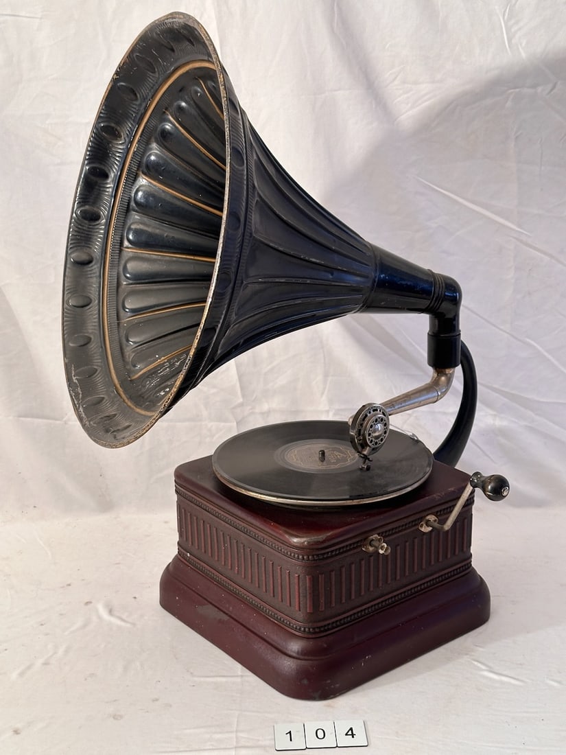 Columbia-Europa Disc Phonograph (1 of 3)