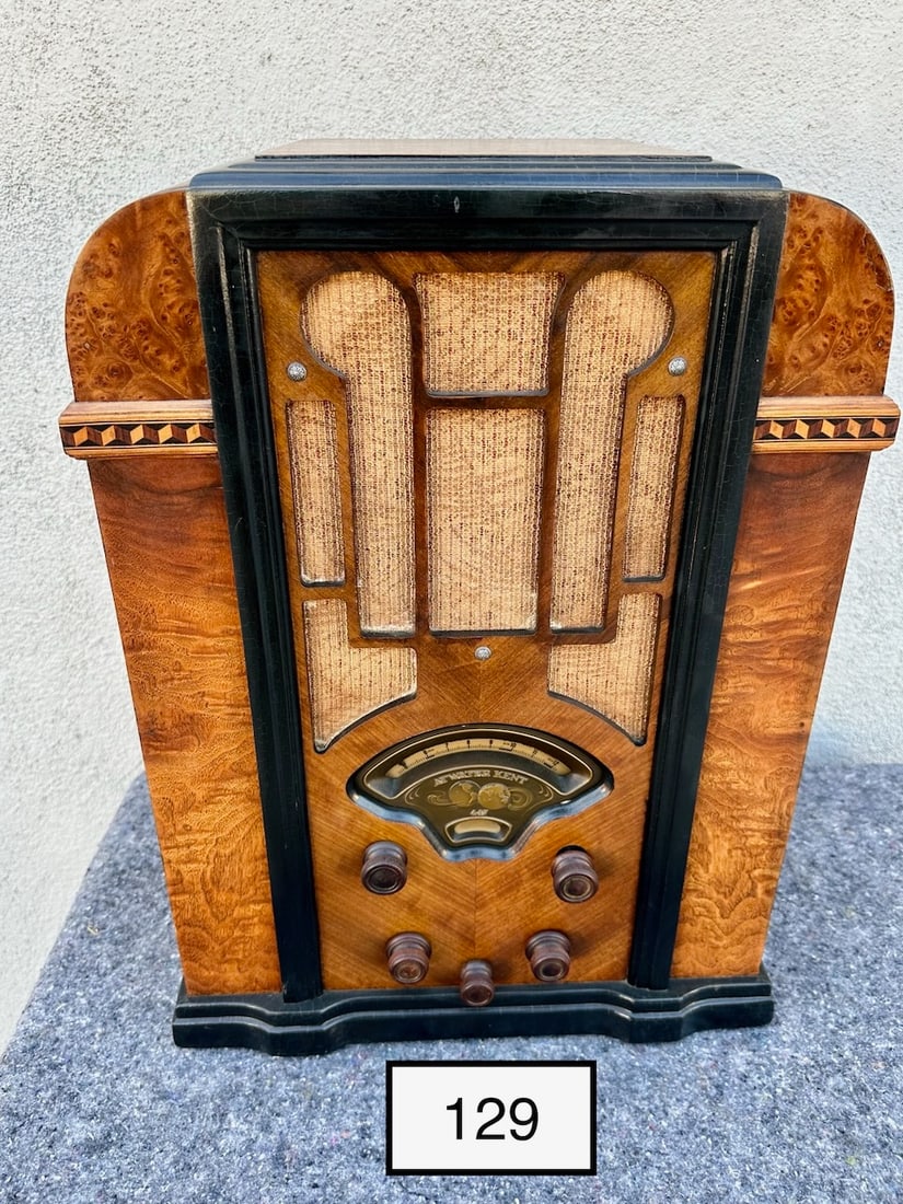 Atwater Kent 447 Tombstone Radio (1 of 6)