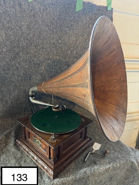 Victor "Fancy" D Disc Phonograph (1 of 4)