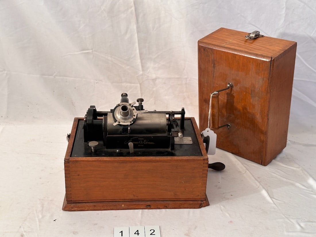 Edison 2-Latch Standard Phonograph (1 of 5)