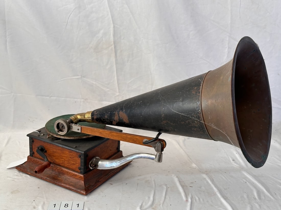 Victor "R" disc phonograph (1 of 3)