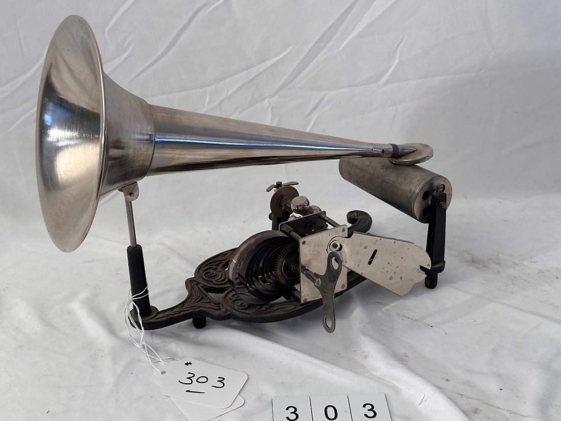 Puck Cylinder Phonograph (1 of 3)