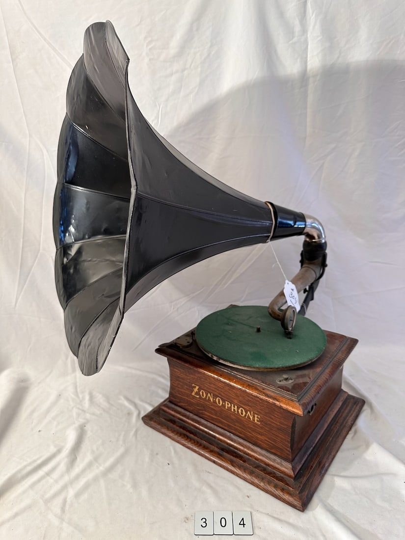 Zon-o-phone Disc Phonograph (1 of 2)