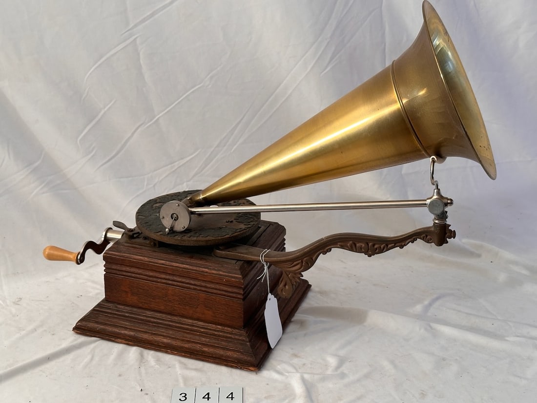 Zon-o-phone Disc Phonograph (1 of 4)