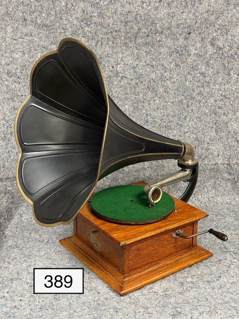 Columbia BN Disc Phonograph (1 of 3)