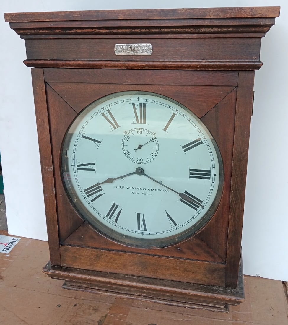 SSWCC Clock with Pontiac Buggy Co. - Lindsay Brothers Emblem (1 of 5)