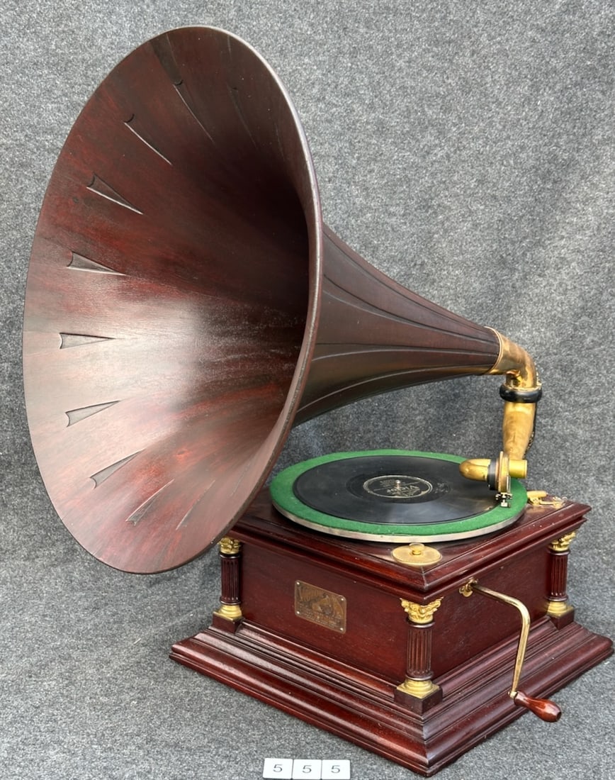 Victor "6" Disc Phonograph with Mahogany Wood Spear Tip Horn (1 of 4)