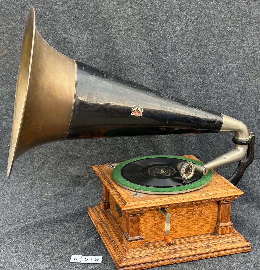 Victor D Disc Phonograph (1 of 4)