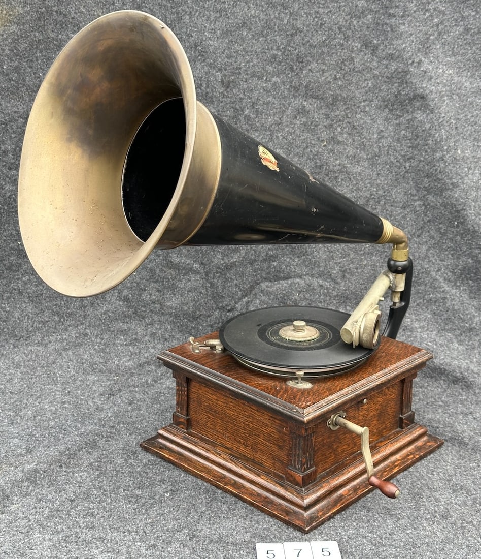 Victor E "Rigid Arm" Disc Phonograph (1 of 6)
