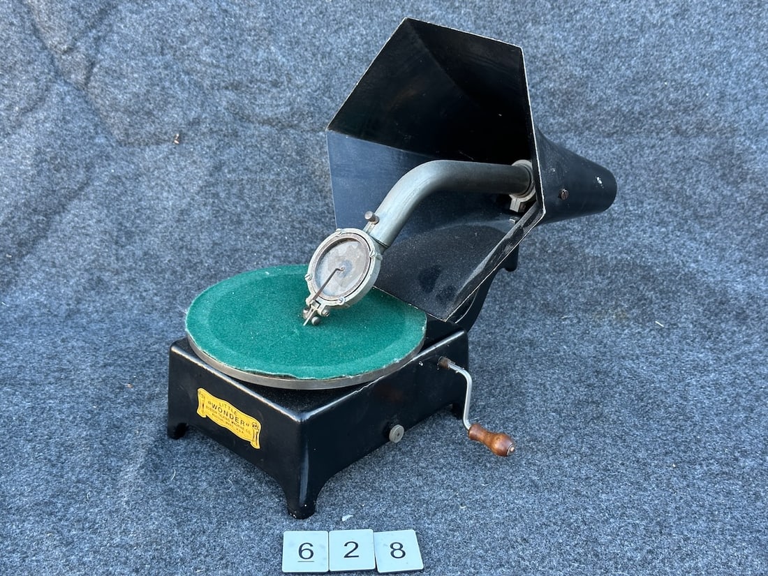 Little Wonder Disc Phonograph (1 of 2)