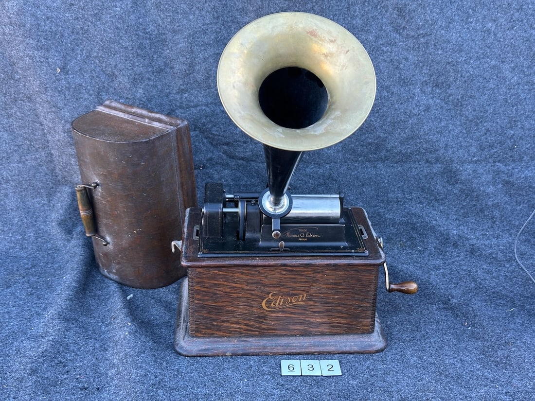 Edison Standard Cylinder Phonograph (1 of 2)