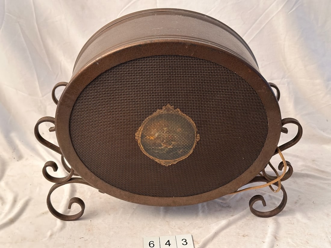Aperadio Kent Radio Speaker: Unusual base stands