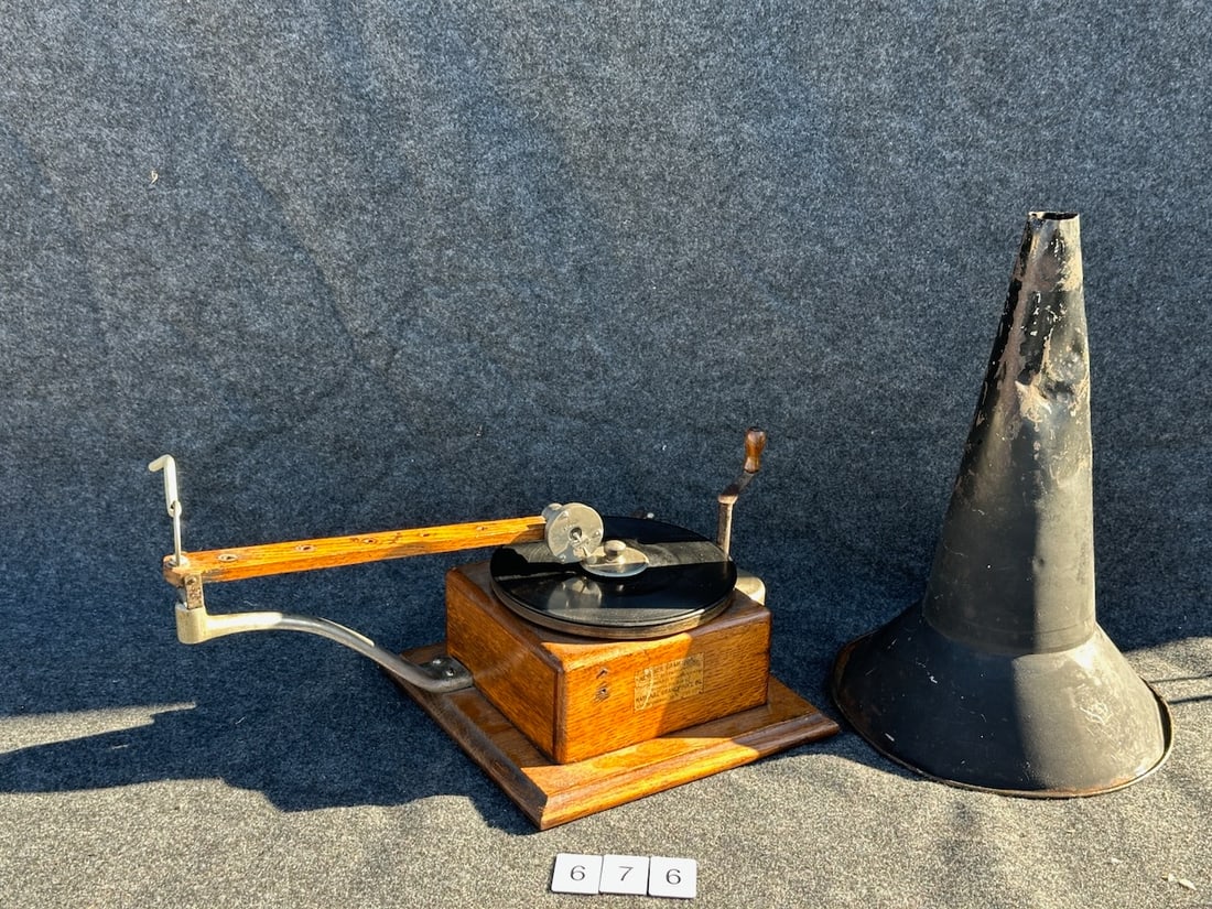 Berliner Trademark Disc Phonograph (1 of 4)