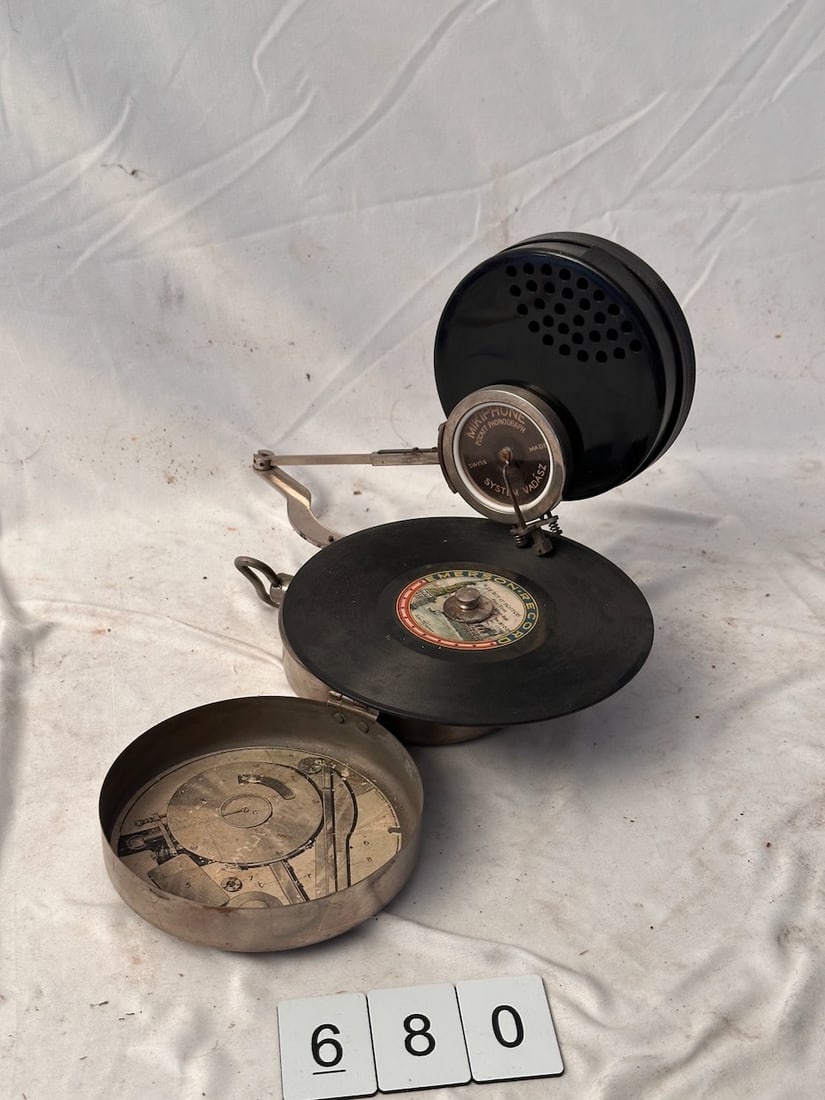 Mikiphone Round Pocket Phonograph (1 of 2)