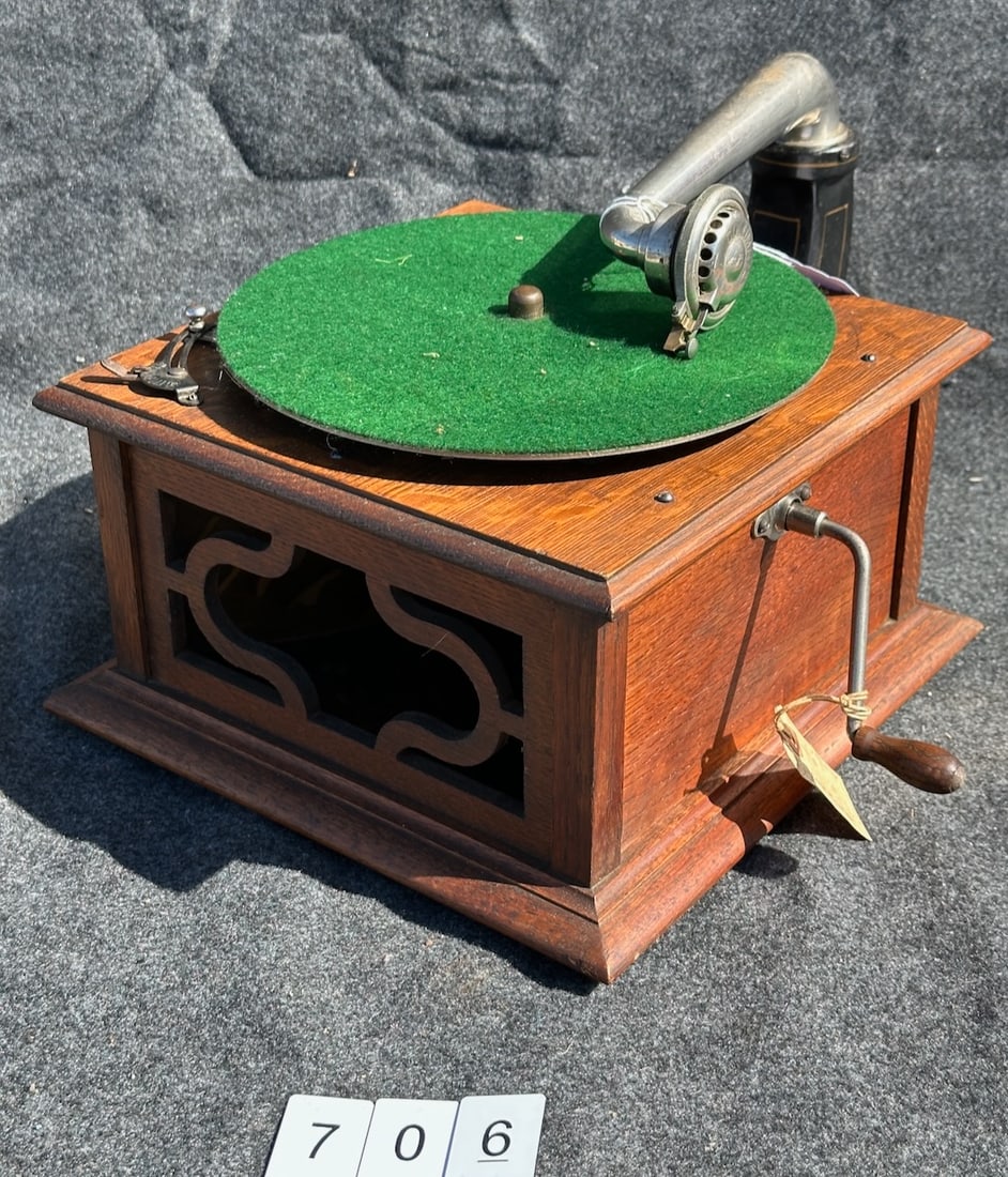 Harmony Disc Phonograph (1 of 2)
