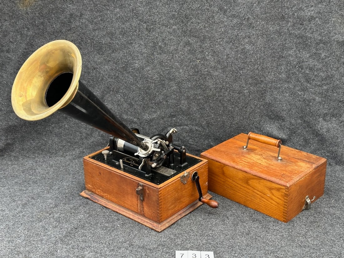 Edison 2-Latch Standard Phonograph (1 of 5)