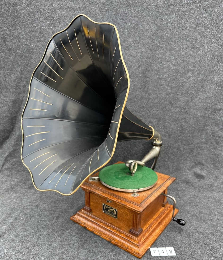 Victor III Disc Phonograph (1 of 4)