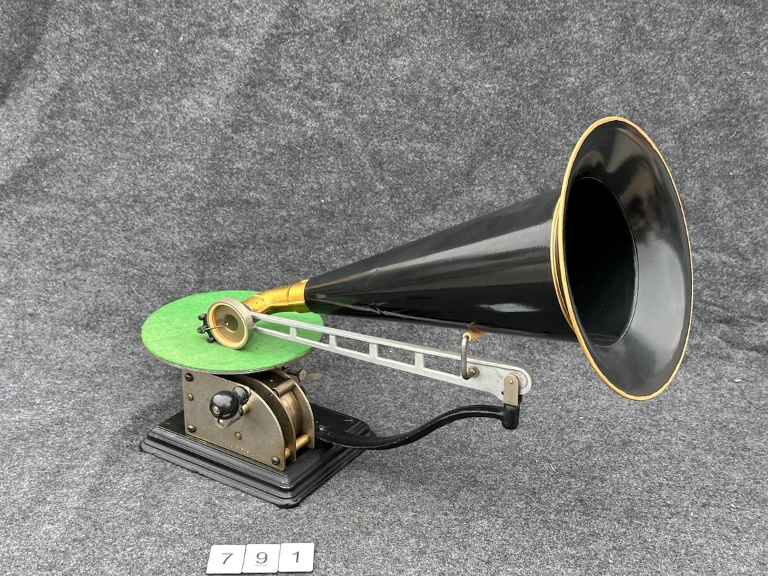 Standard AA disc phonograph (1 of 5)