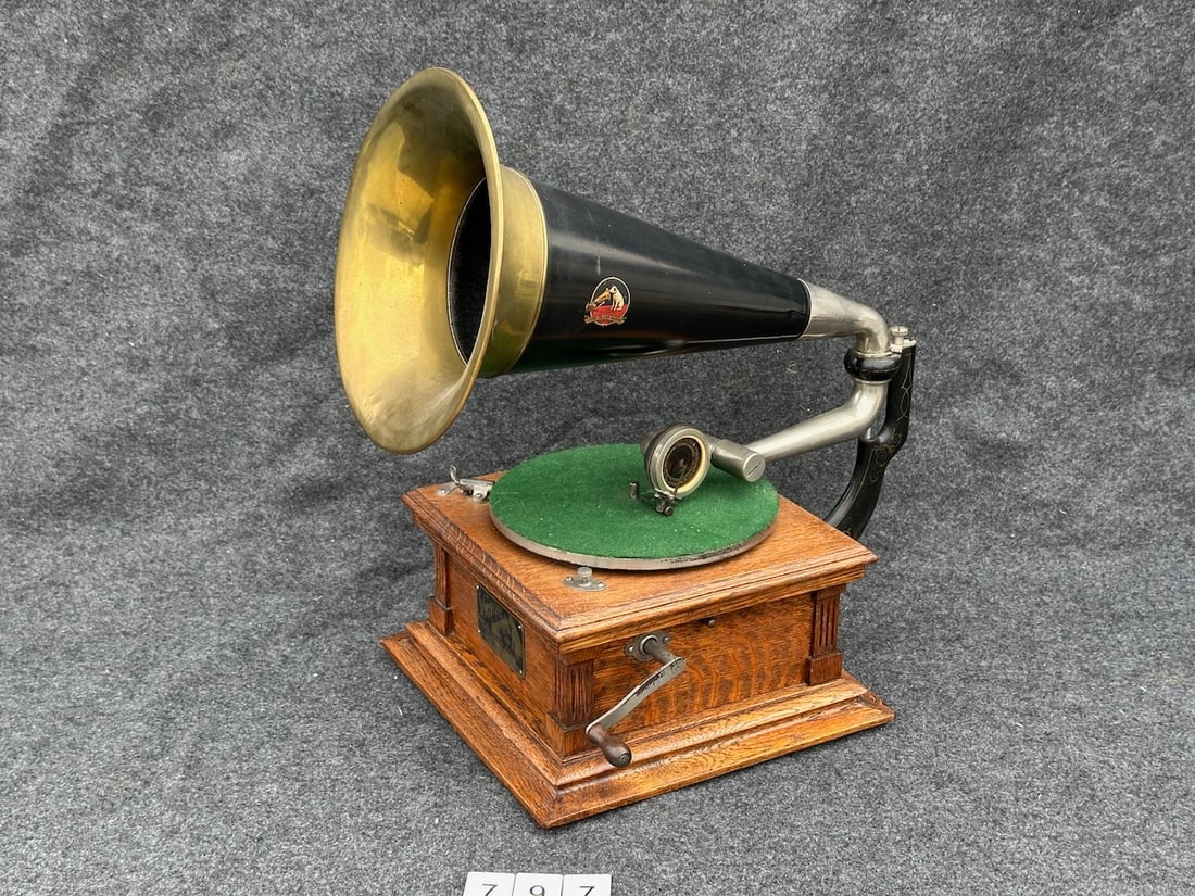 Victor E Disc Phonograph (1 of 4)