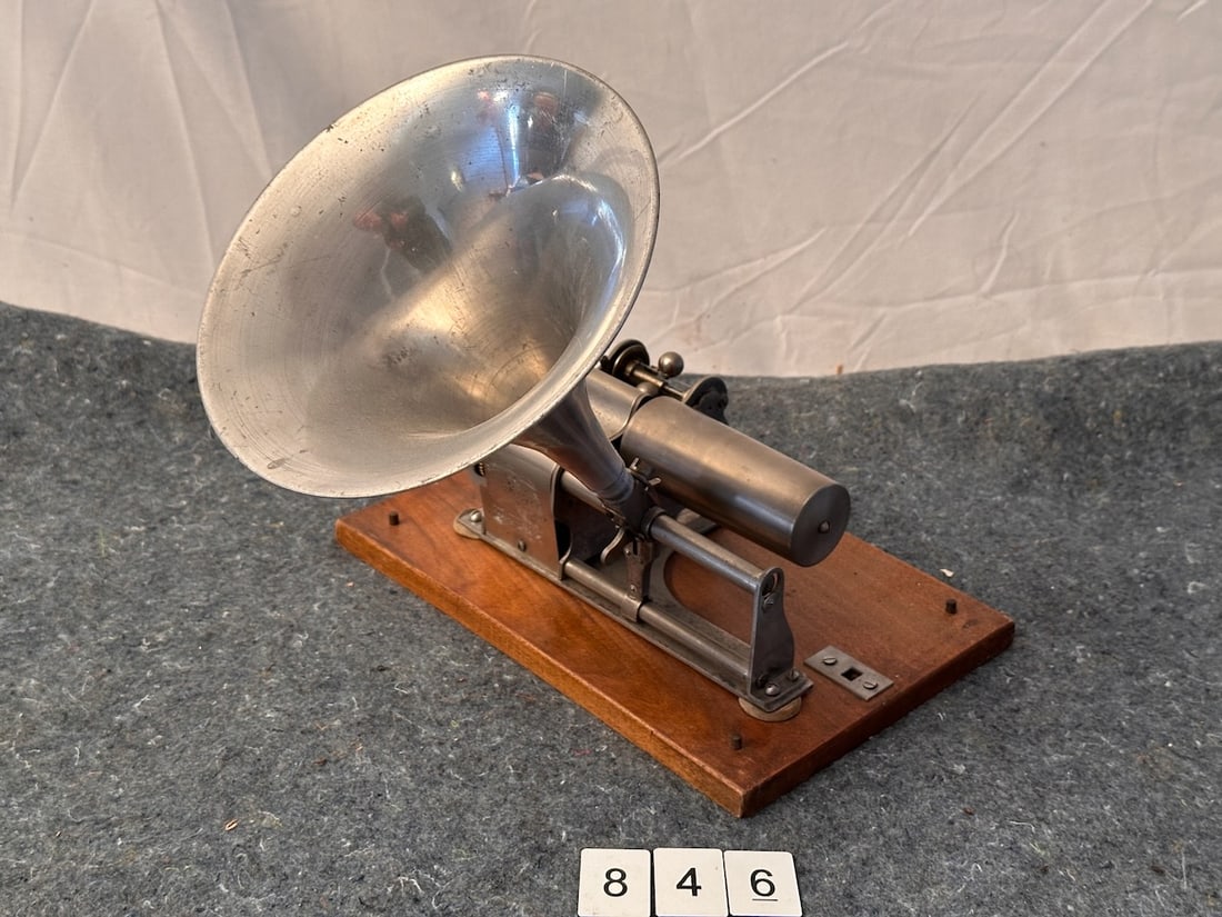 Pathe Cylinder Phonograph (1 of 3)