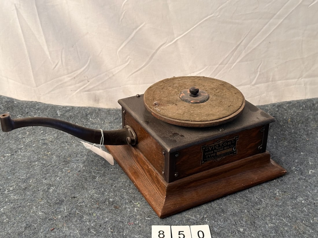 Victor R Disc Phonograph (1 of 3)
