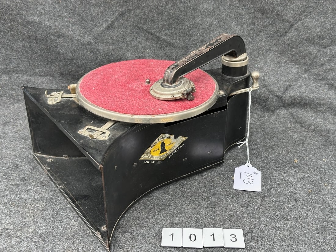 Bell Disc Phonograph (1 of 3)