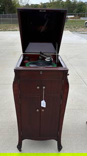 Victor XI Floor Model Disc Phonograph: Mahogany, Exhibition reproducer, crank. SN-19540