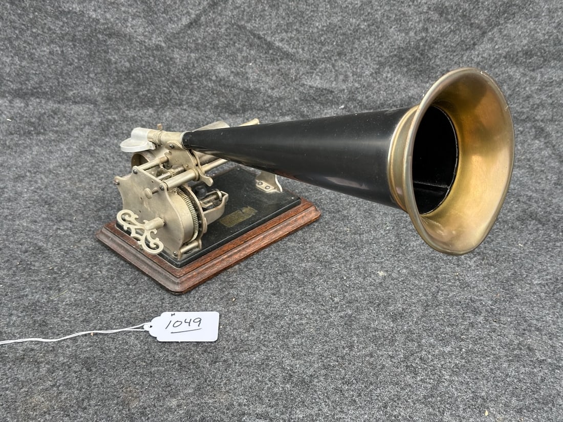 Columbia Q Cylinder Phonograph (1 of 3)