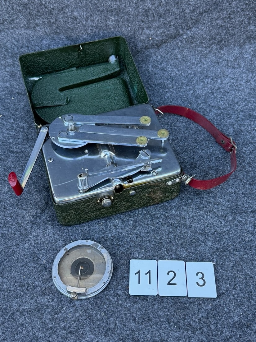 Mikky Phone Portable Phonograph (1 of 4)